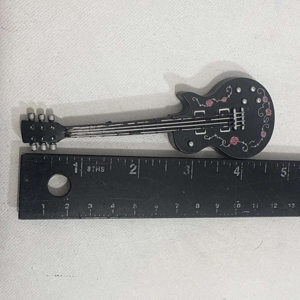 Vintage Bratz Rock Angelz Cloe Guitar Black Red Silver Rose Thorns Flowers Snake - Picture 6 of 6